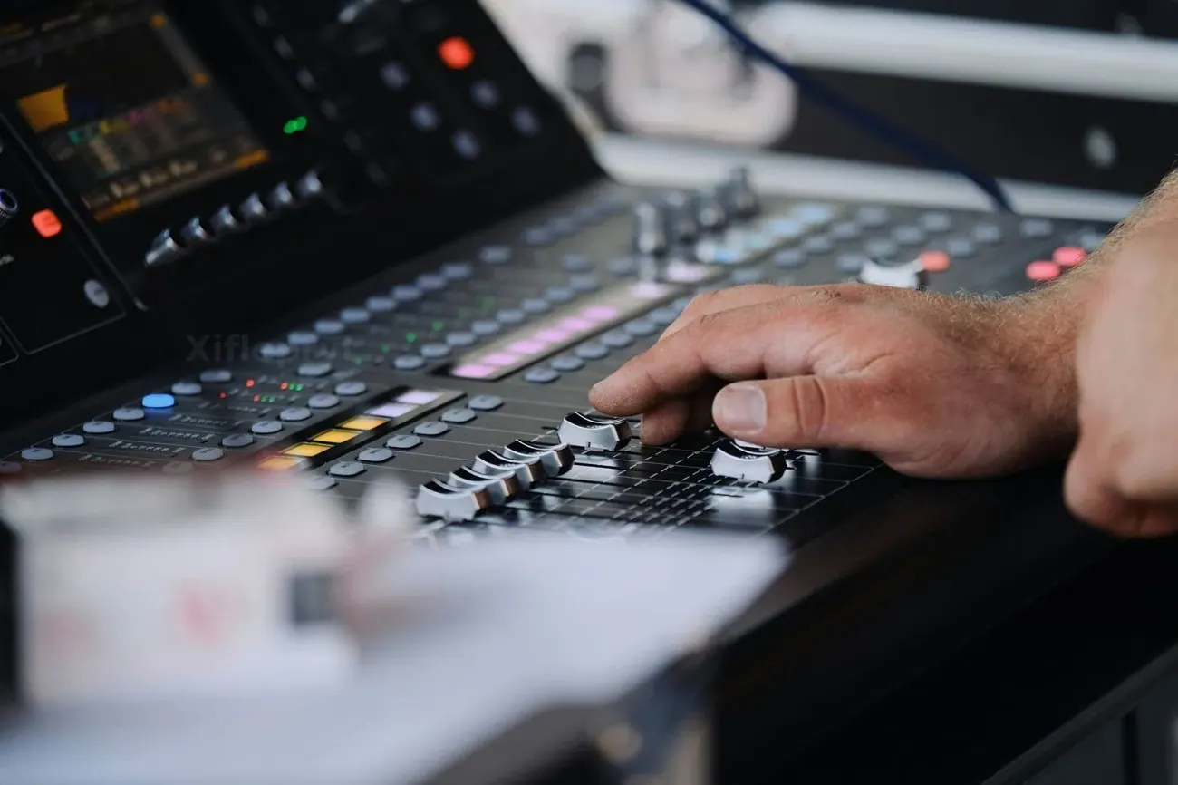 Detalle de captación de voz, montaje, mezcla y entrega de audio